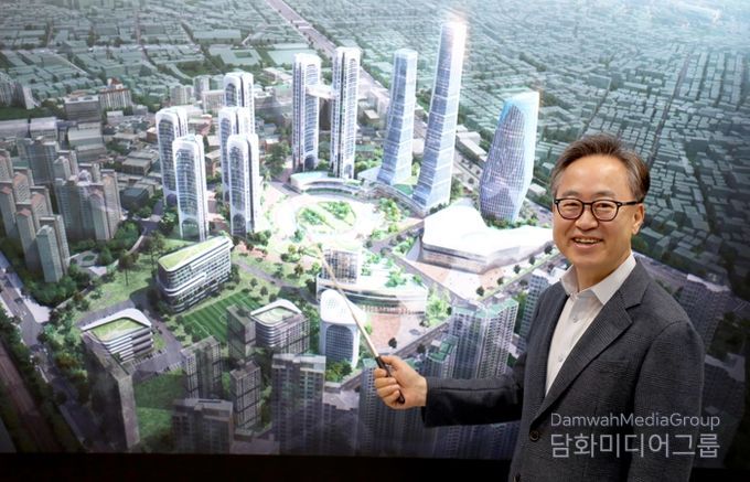 유성훈 금천구청장이 공군부대 개발 조감도를 설명하고 있다