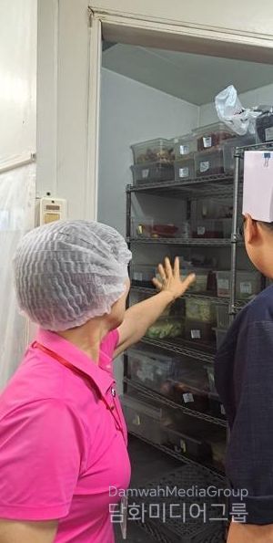 소비자식품위생감시원 위생 점검 장면