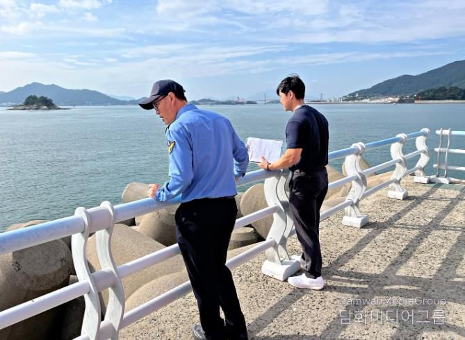 사천해경이 가을철 방파제 사고 예방을 위해 안전 점검 중인 모습