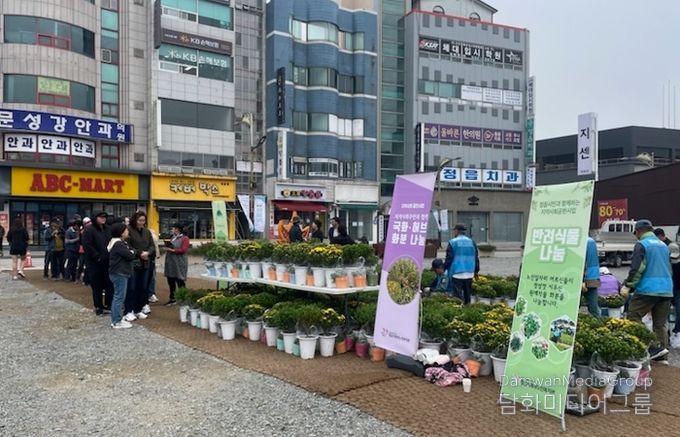 정읍시북부노인복지관, 어르신 정성 담은 ‘반려식물’ 나눔…시민 ‘호응’