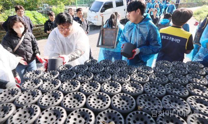 이웃에 온기를 전하는사랑더함 연탄봉사에 동행