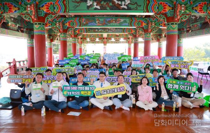 ‘청·바·지(청년이 바라는 지금의 보성)’ 프로그램에 김철우 보성군수와 청년들이 함께하고 있다.