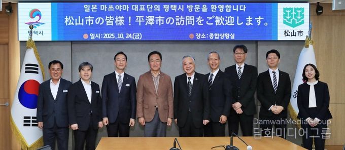 왼쪽에서부터 평택시 손정호 정책보좌관, 조원경 기획항만경제실장, 김상모 문화국제국장, 정장선 시장, 마쓰야마 시 후지타 히토시 부시장, 관광국제교류과 담당과장 키야스 요시타카, 고향납세경영지원과장 니시무라 히데노리, 비서과 야마자키 료우, 관광국제교류과 니이라 유우카