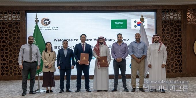 2025.10.24. ㈜코쿤-SVG MOU체결 / 사우디아라비아-좌측부터 SVG Executive Office Manager, Ahmad Nagm / ㈜코쿤 이혜존 박사 / ㈜코쿤 송제민 기술이사 / ㈜코쿤 양희재 대표이사 / SVG CEO, Saleh Bin Abdulazia Al Tuaijri / SVG Central Labs Manager, Ahmad Anwar / SVG Project Director, Eng. Hossan