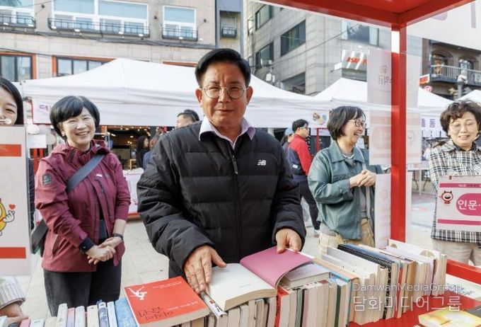 박강수 마포구청장이 기증받은 도서를 살펴보고 있다.