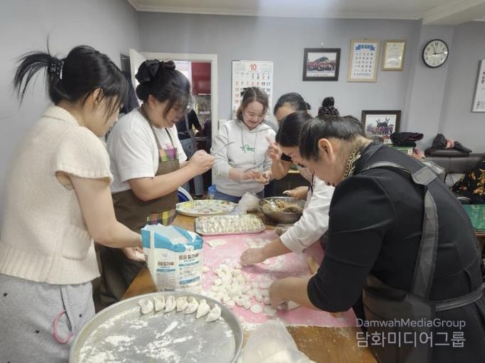다문화이주여성협회 '정만천하' 수원시 장안구 정자2동 경로당서 사랑의 점심 봉사