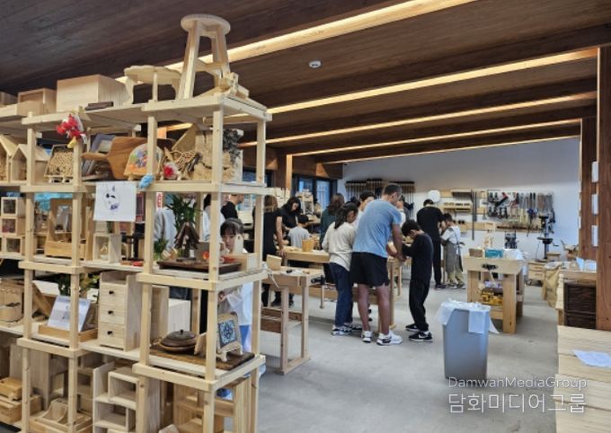 천장산 나무공방 가족체험객이 활동하는 모습