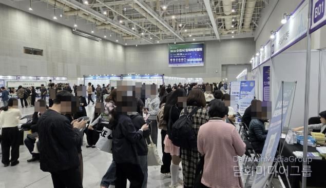 28일 ‘AI로 JOB자-2025 수원시 일자리박람회’가 열린 수원컨벤션센터 전시홀