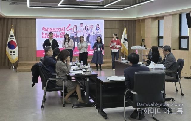 안산시 선후배 공직자 간 소통-멘토 교육에 참여한 7개 팀 중 최종 심사에 오른 '낙(樂)낙(Knock)' 팀원들이 발표를 진행하고 있다.