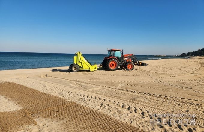 영덕군이 국제H웰니스페스타 행사 장소를 비치 클리너를 활용해 정비하고 있다.