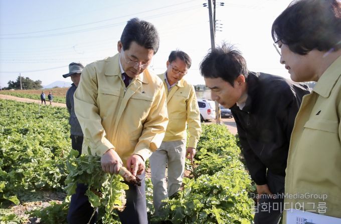 권익현 부안군수, 김장 채소 병해충 피해 현장 방문