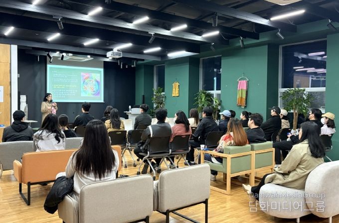 수성구보건소가 운영하는 ‘함께해서 행복한 출산 준비 교실’에서 임신부와 배우자들이 강의를 듣고 있다.