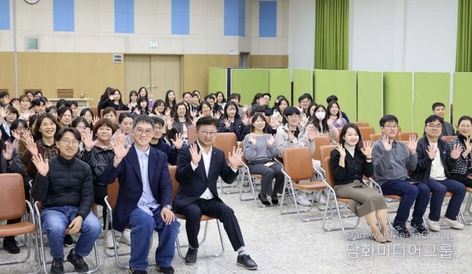 최충규 대덕구청장(사진 첫 번째 줄 왼쪽 세 번째)과 고명환 작가(사진 첫 번째 줄 왼쪽 두 번째), 대덕구 직원들이 28일 ‘직원 마음건강 프로그램’의 일환으로 마련된 ‘힐링 스트레스 관리 특강’을 마친 후 기념 촬영을 하고 있다.