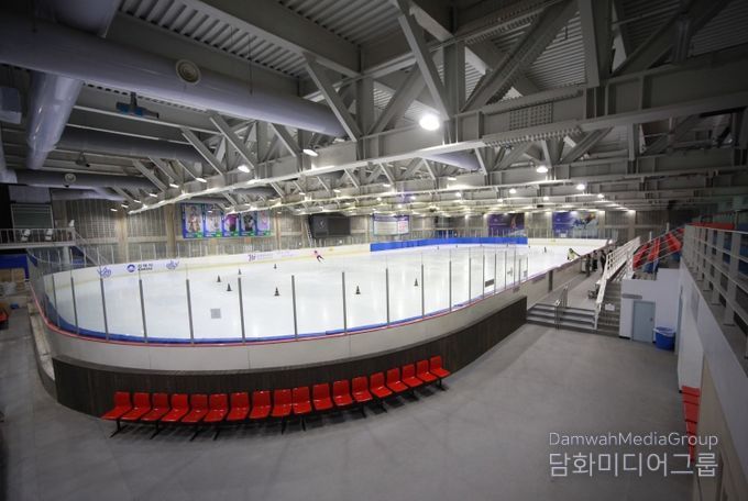 김해시민스포츠센터 빙상장 사진