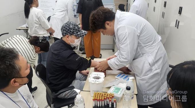 나주시 보건소가 지난 26일 외국인 근로자들을 대상으로 혈액매개감염병 신속 검사를 했다.