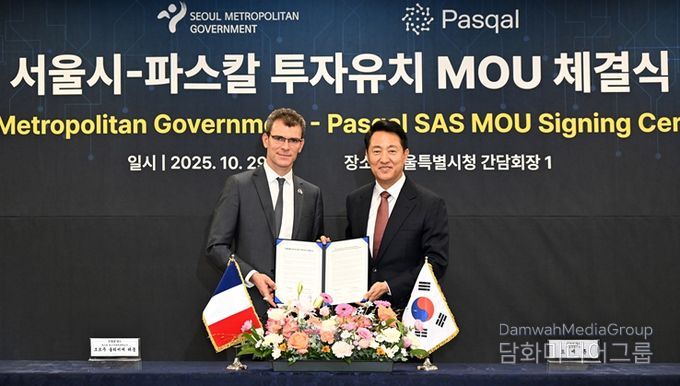 29일 오후 서울시-파스칼 투자유치 MOU 체결식에서 오세훈 서울시장(우)과 조르주 올리비에 레몽 CSAO가 협약서를 들고 기념촬영 하고 있다.