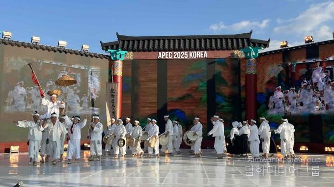 밀양백중놀이보존회가 29일 경주시 예술의전당 야외무대에서 열린 ‘2025 APEC KOREA 크로스 컬처 페스티벌’ 초청공연에서 밀양백중놀이 공연을 선보이고 있다.