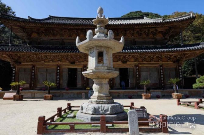 복원 완료된 '구례 화엄사 각황전 앞 석등'