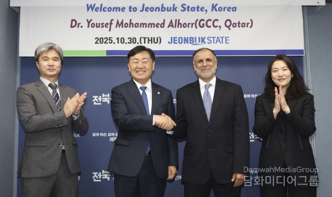 30일 서울 전북특별자치도 중앙협력본부에서 김관영 도지사가 유세프 모하메드 알호르 카타르 글로벌탄소위원회(GCC·Global Carbon Council) 의장과 탄소중립 및 지속가능 인프라 구축을 위한 협력 방안을 논의하고 기념촬영을 하고 있다