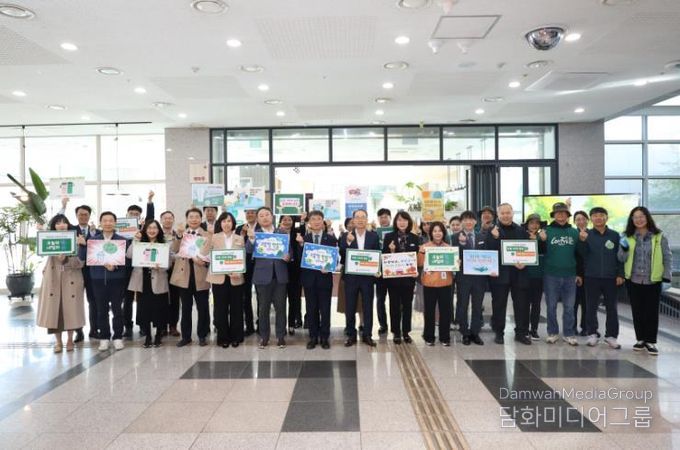 울산교육청 직원들이 30일 1층 중앙현관에서 '환경친화적 청사 만들기 홍보 활동'을 열고 기념촬영을 하고있다