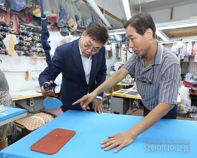 관내 봉제 산업장을 방문한 정문헌 종로구청장