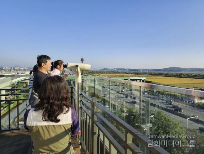 장항습지생태관 전망대에서 장항습지와 철새를 관찰하는 가족