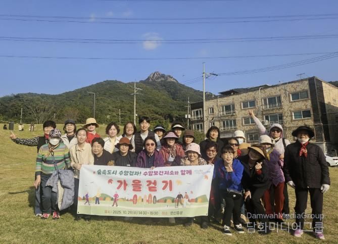 상록수보건소 수암보건지소에서 안산동 주민을 대상으로 올바른 걷기 교육과 걷기 체험을 진행하고 있다.