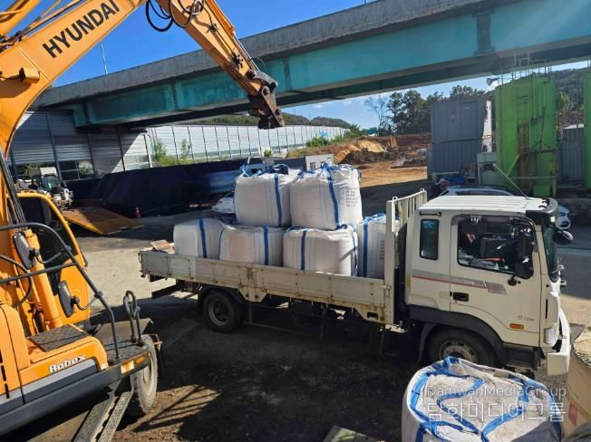 천안시 동남구가 겨울철 폭설에 대비해 제설제를 배부하고 있다