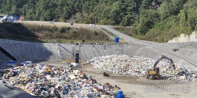 추부면 위생매립장에 쌓인 생활쓰레기들