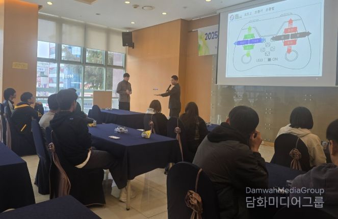 광주시교육청이 30일 국립중앙과학관에서 진행한 AI 체험 캠프에서 참가 학생들이 드론에 대해 실습하고 있다.