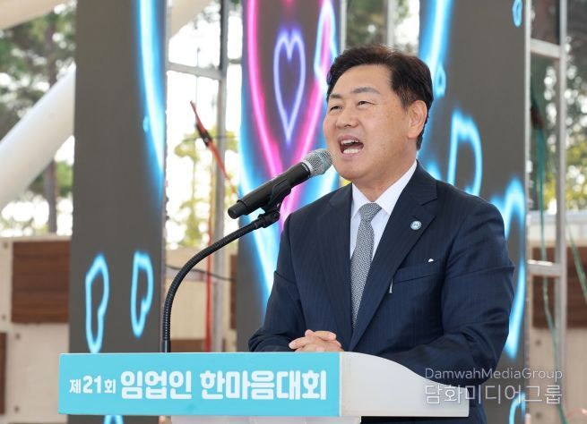 31일 군산시 새만금 비응공원에서 도내 임업인들의 화합과 소통을 위한 ‘제21회 임업인 한마음대회’에 참석한 김관영 전북특별자치도지사는 ‘새로운 전북, 특별한 기회’가 산림에서부터 시작될 수 있도록 최선을 다하겠다”고 말하고 있다.