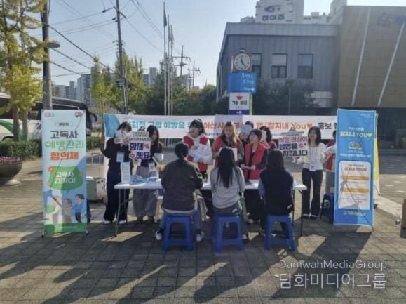 지역 주민에게 앱 설치 및 복지 상담 중인 행복키움추진단과 순천향대학교 학술동아리 PRerz