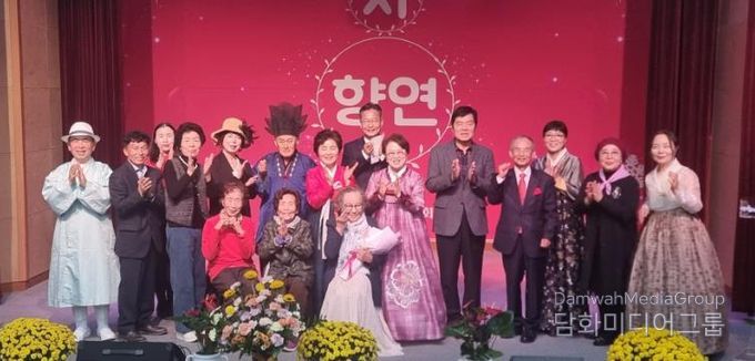 지난 10월 30일 개최된 감성 시낭송회 참여자들의 단체 사진