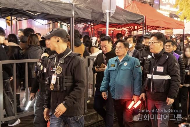 박강수 마포구청장이 핼러윈데이 당일인 10일 31일 레드로드에서 안전관리에 나섰다