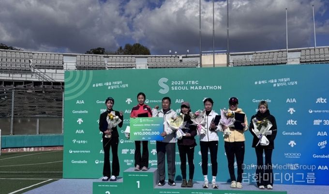 2025 JTBC서울마라톤대회 시상식 사진(우승상금 팻말을 들고 있는 임예진 선수)