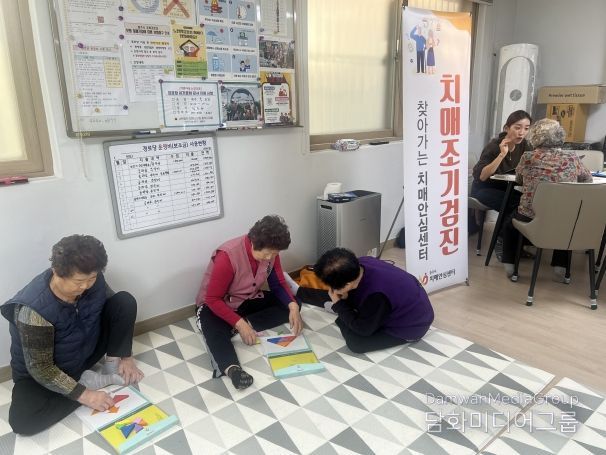 충주시보건소, 봉방동 우리동네 치매검진날 운영(주민들을 대상으로 치매 관련 검진 및 상담이 이뤄지고 있다)