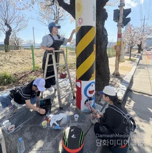 거창군 청소년이 만들어가는 협력의 색, 전신주 벽화로 피어나다