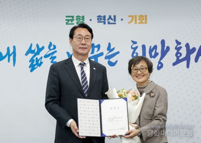 정명근 화성특례시장과 염미연 화성시여성가족청소년재단 신임 대표이사가 임명장을 들고 기념촬영을 하고 있다