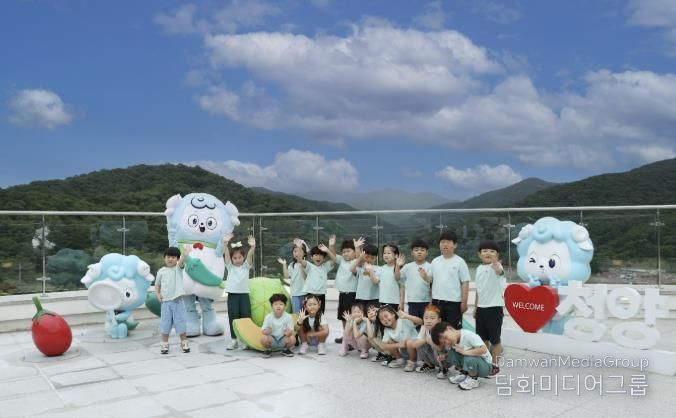 칠갑타워 개장 전 시범 방문한 청양어린이집 어린이들 단체사진