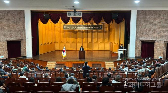 울산교육청 김일성 과장이 3일 울산대 해송홀에서 열린 학교운동부 지도자 직무연수에서 인사말을 하고있다