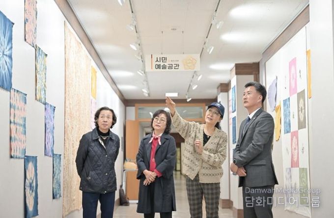 공주시의회 시민예술공간, 천연염색 작품전 “쪽빛으로 물들이다” 개최