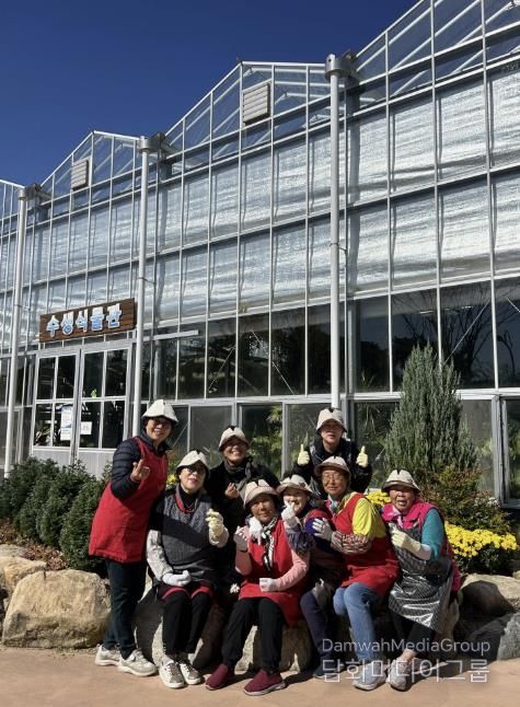 2025 대한민국 국향대전, (사)한국생활개선회함평군연합회가 두건을 착용한 모습