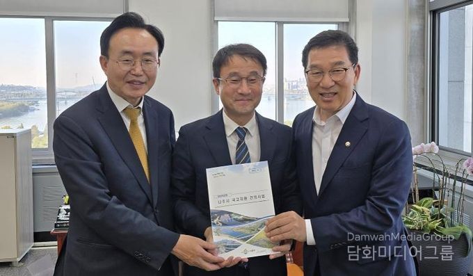 윤병태 나주시장은 지역 핵심 현안 사업의 국비 확보를 위해 지난 3일 국회를 방문, 예결위원회와 주요 상임위원회 등을 찾아 적극적인 건의 활동을 펼쳤다. 사진 왼쪽부터 윤병태 나주시장, 한병도 예산결산특별위원장, 신정훈 행정안전위원장.