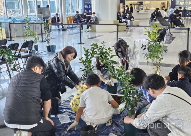미래세대와 함께하는 ‘나는야 똑똑한 도시농부’ 교육현장(체험학습 참여가족이 우리나라에서 개발하고 보호등록된 감귤품종의 묘목을 심어보고 있다.)