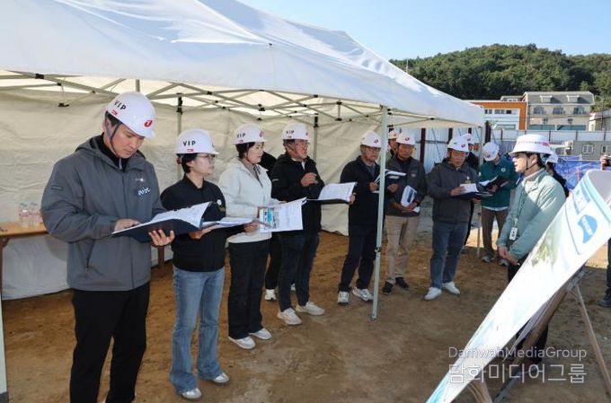 보성군 율포해양복합센터 공사 진행 사항을 점검하고 있다.