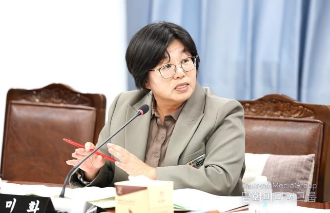 전라남도의회 제395회 제2차 정례회 기획행정위원회 소관 도민행복소통실 행정사무감사(3일)에서 오미화 의원이 집행부를 향해 질의하고 있다.