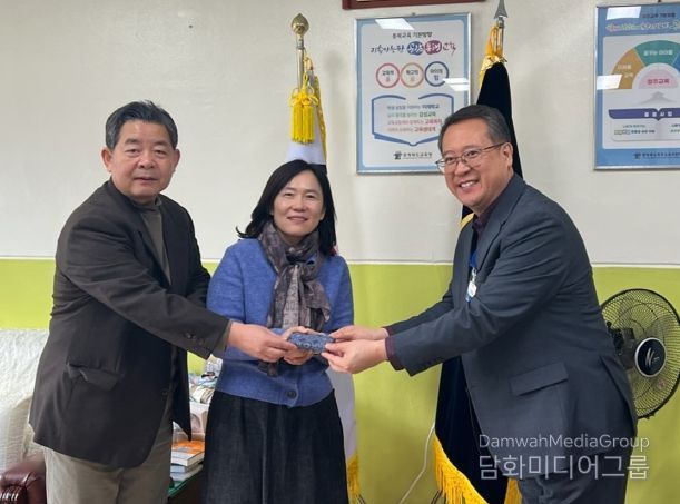 청주시립합창단, 학교 교가 업그레이드 ‘교가 드림’ 진행. 사진(왼쪽부터 이민영 청주시립합창단 예술감독 겸 상임지휘자, 윤남용 문예운영과장, 정성용 청주중앙여고 교장)