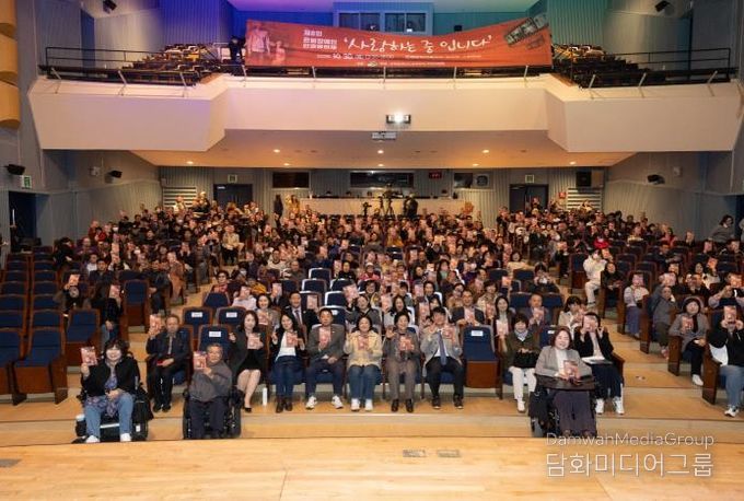 제8회 은평장애인인권영화제를 관람하고 있는 관객들