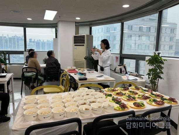 작년에 열린 1인 가구 어르신 건강 요리 교실에서 강사가 강의하는 모습