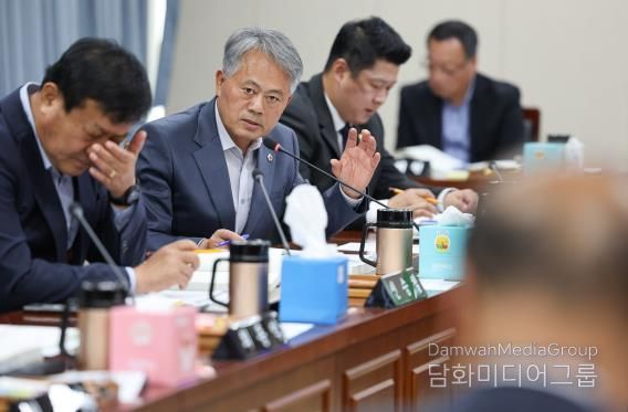 박성재 전남도의원이 농축산식품국 박현식 국장에게 질의하고 있다.